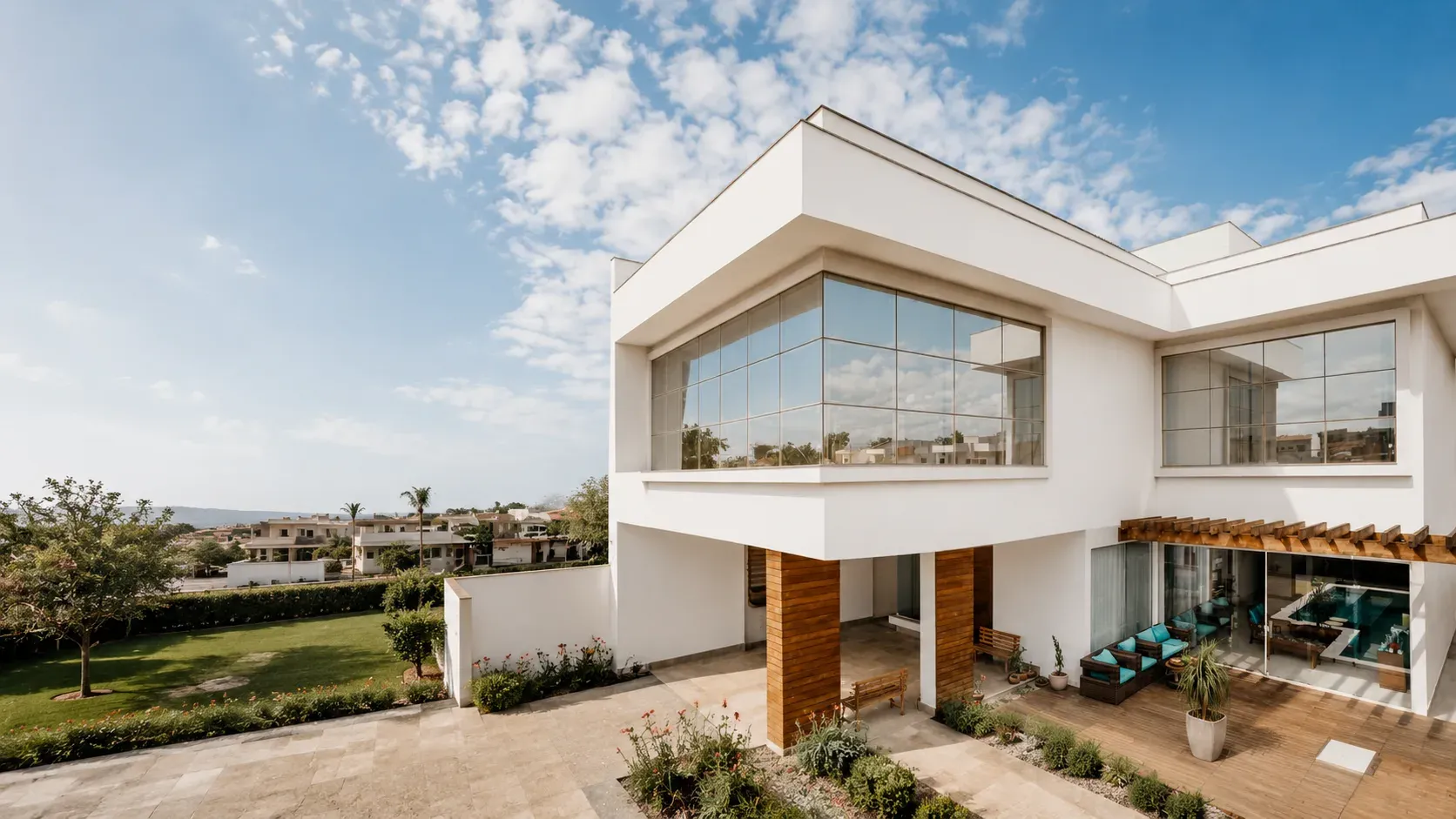 Villa contemporaine avec grandes baies vitrées, terrasse et piscine