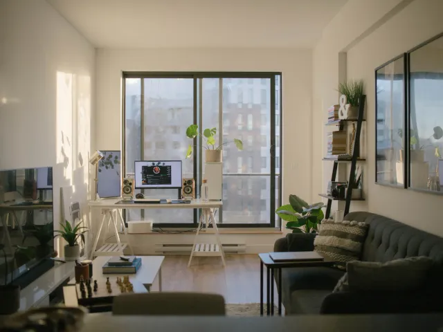 Salon lumineux et chaleureux d'un appartement