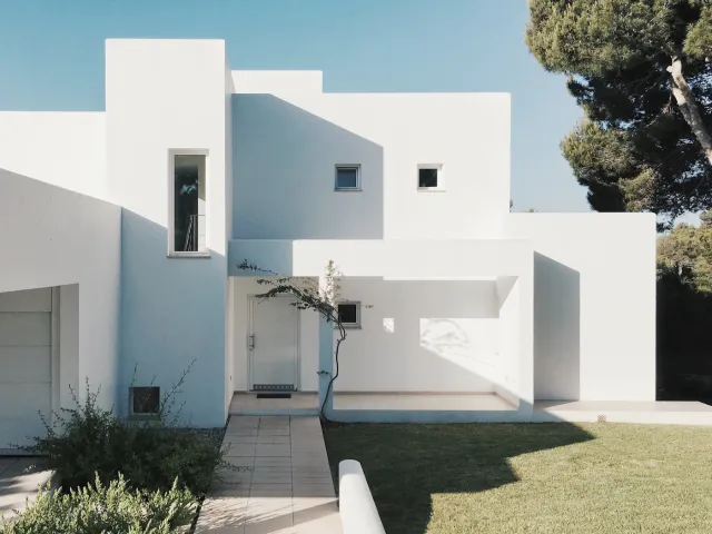 Villa contemporaine illuminée avec jardin