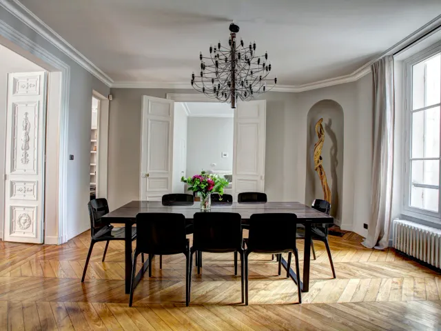 Salle à manger haussmannienne avec parquet en chevrons