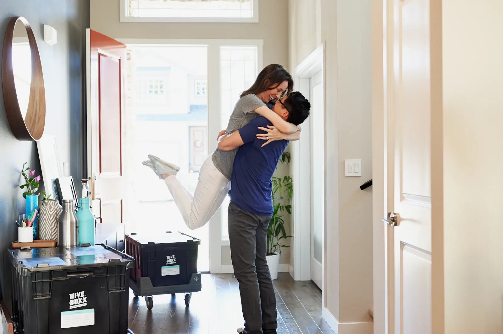 Un couple consulte des annonces immobilières avec le sourire