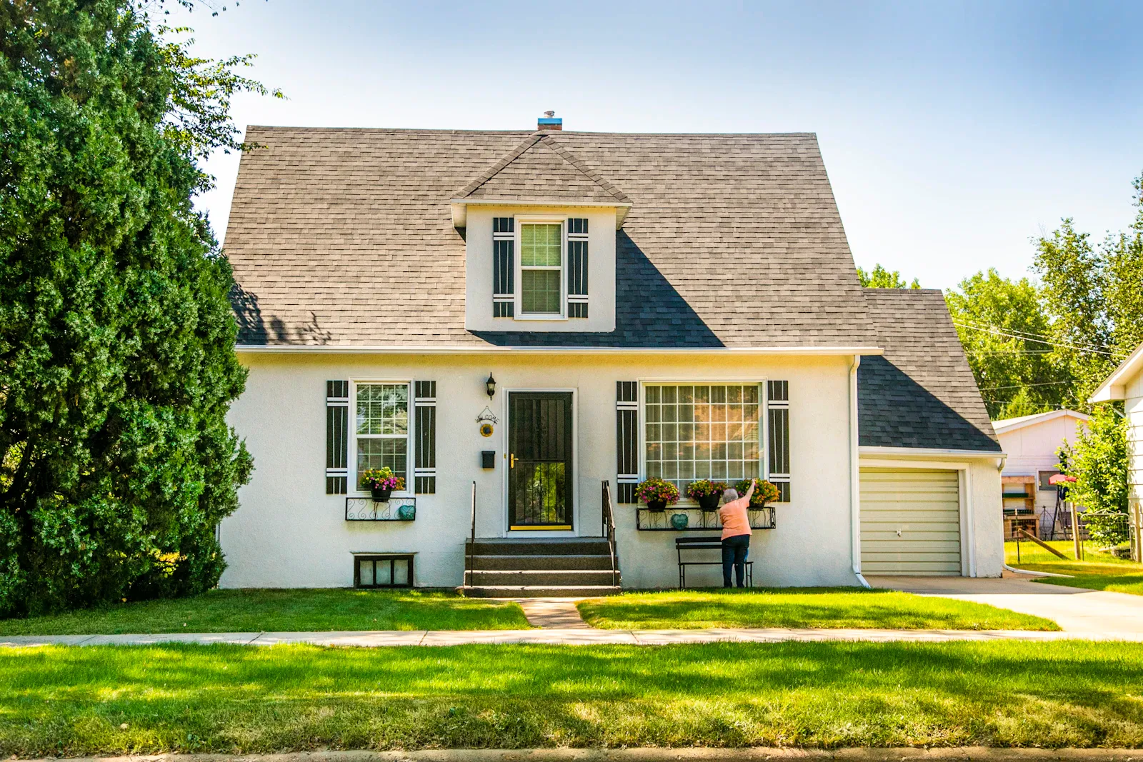 Panneau « à vendre » devant une maison